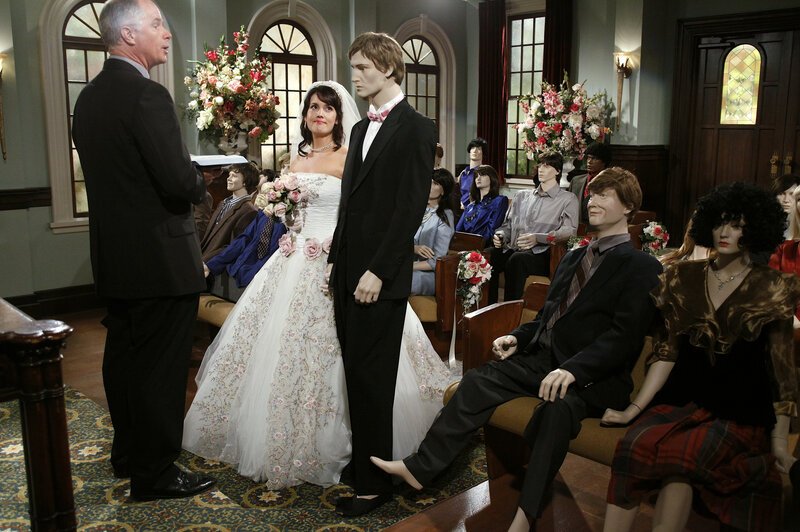 Hat Rose (Melanie Lynskey, 2.v.l.) endlich ihre Liebe gefunden? – Bild: © Warner Brothers Entertainment Inc. Hat Rose (Melanie Lynskey, 2.v.l.) endlich ihre Liebe gefunden? – Bild: © Warner Brothers Entertainment Inc.