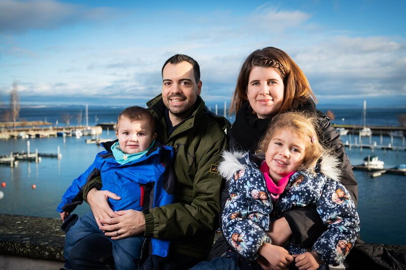 SRF bi de Lüt - Familiensache Spezial; Nik Hartmann mit berührenden Familiengeschichten; Christian und Jessica Grundlehner mit ihren Kindern in Romanshorn TG. – Bild: SRF/Samuel Schalch SRF bi de Lüt - Familiensache Spezial; Nik Hartmann mit berührenden Familiengeschichten; Christian und Jessica Grundlehner mit ihren Kindern in Romanshorn TG. – Bild: SRF/Samuel Schalch