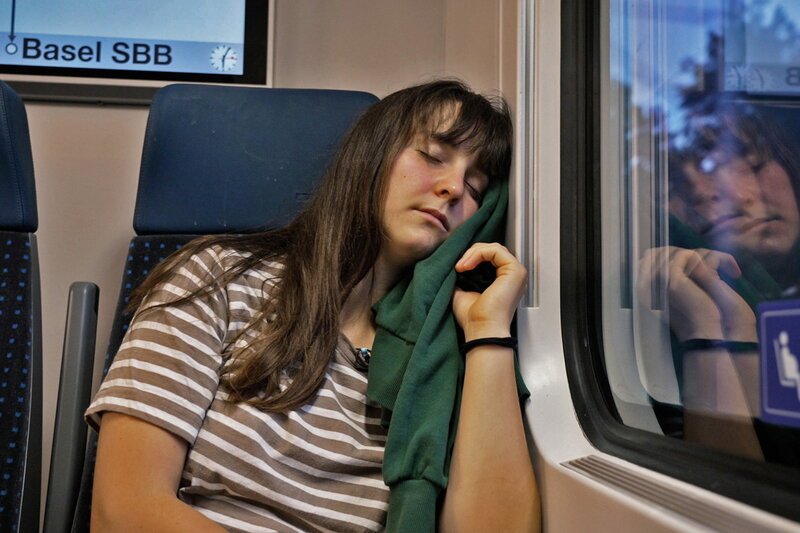 Jung und chronisch müde – Die unsichtbare Krankheit Narkolepsie. Celia Graf schläft im Zug ein. – Bild: SRF2