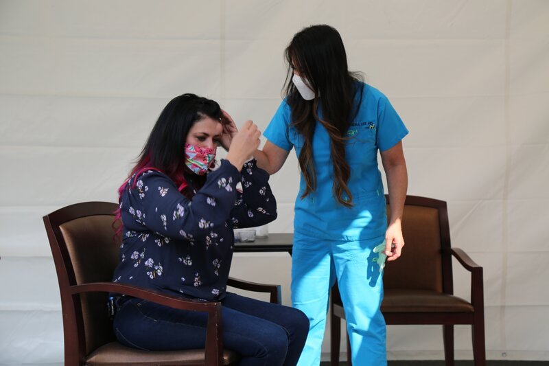 Dr. Lee inspects Joanne in the Covid tent. – Bild: TLC /​ Discovery Communications, LLC