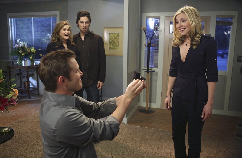 Damit hat Elliott (Sarah Chalke, r.) nicht gerechnet: Keith (Travis Schuldt, l.) macht ihr vor ihren Freunden J.D. (Zach Braff, hinten r.) und Melody (Keri Russell, hinten l.) einen Heiratsantrag … – Bild: Touchstone Television