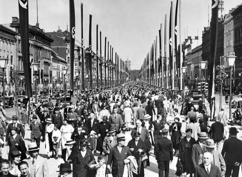 Blick auf die Menschenmenge auf der sogenannten Via triumphalis am letzten Wochenende vor Beginn der Olympischen Spiele. – Bild: RTL /​ Volksgemeinschaft