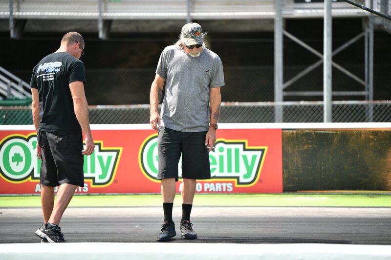 Monza checks out the track before his race. – Bild: Discovery Communications, LLC /​ ADRIAN BERRYHILL