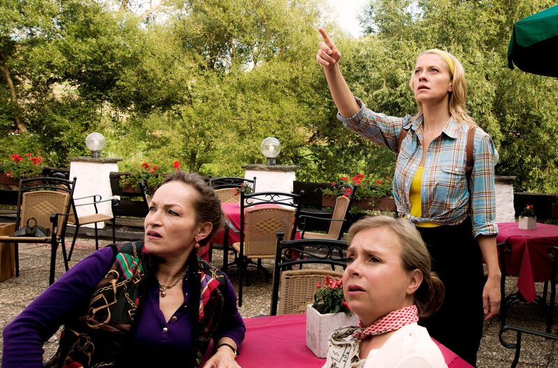Der Wanderausflug von Sophie Haas (Caroline Peters, r.) und ihrer besten Freundin Doro (ChrisTine Urspruch, M.) endet im Hotel Traube. Johanna Traube (Angelika Bartsch, l.) kann nicht glauben, dass Sophie einen Mord beobachtet haben will. – Bild: WDR/​ARD/​Fabien J.R. Raclet