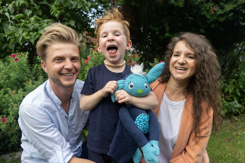 Lukas mit Mama und Papa – Bild: KiKA/​Lupalipa Media