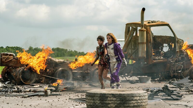 Miranda Watts (Jamie Neumann, r.) und Amber Rose (Diany Rodriguez, l.) entkommen der Explosion nur knapp und schwören erbitterte Rache. – Bild: CH Media /​ Skip Bolen/​Peacock/​Sony Pictures Television