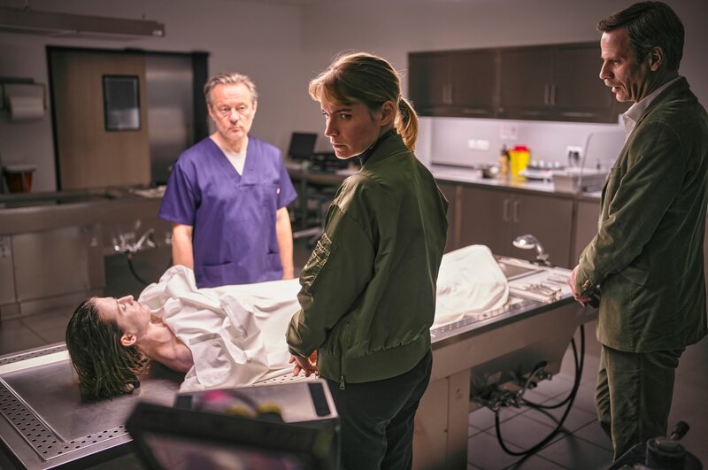 Annette Rath (Bea Brocks, 2.v.r.), Reinhard Hinterher (Dominik Warta, r.) – Bild: ServusTV /​ EPO Film