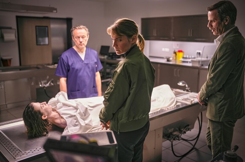 Annette Rath (Bea Brocks, 2.v.r.), Reinhard Hinterher (Dominik Warta, r.) – Bild: ServusTV /​ EPO Film