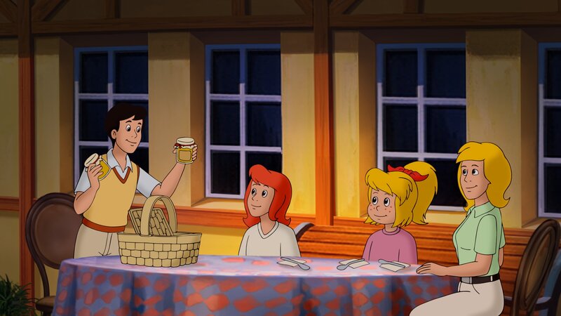 Alex (l.) präsentiert Bibi (2.v.r.), Tina (2.v.l.) und Frau Martin (r.) stolz den Honig, den er von seinen Bienen geerntet hat. – Bild: Kiddinx /​ ZDF