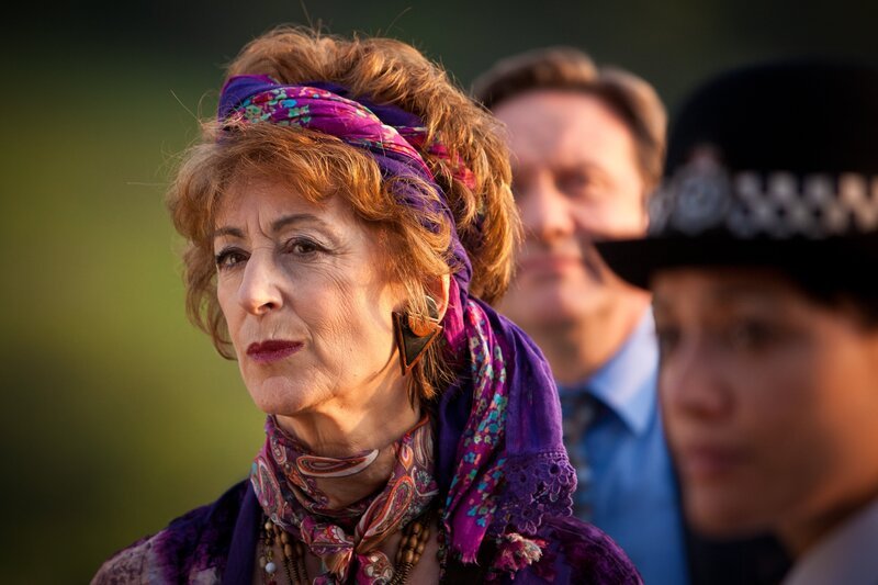 Wahrsagerin Mags Dormer (Maureen Lipman) „ermittelt“ ganz anders als Inspector Barnaby. – Bild: ZDF/​Mark Bourdillon