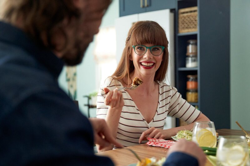 Mary und Aaron essen zu Mittag. – Bild: RTL /​ Boat Rocker Rights