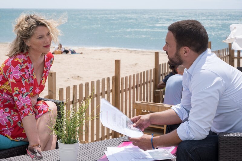 Candice Renoir (Cécile Bois, l.); Antoine (Raphaël Lenglet, r.) – Bild: Sat.1 emotions