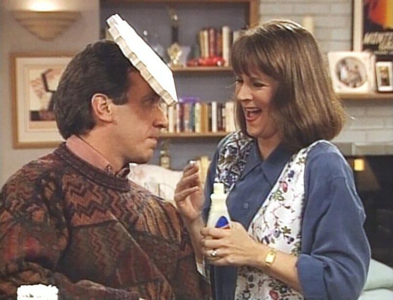 Jill (Patricia Richardson) amüsiert sich köstlich: Tim (Tim Allen) hat wortwörtlich ein Brett vorm Kopf. Wer hätte gedacht, dass der Sekundenkleber hält, was er verspricht!?! – Bild: RTL