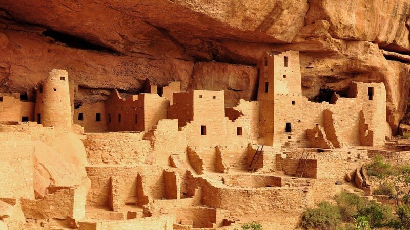 Vor 1.200 Jahren tauchen im ganzen Südwesten erstmals mehrstöckige Wohnhäuser der Pueblos auf. Diese Lehmbauten entstehen unter Felsüberhängen und auf Tafelbergen und bieten Hunderten, wenn nicht Tausenden Menschen eine Behausung. – Bild: ZDF/​1491 Productions Inc.