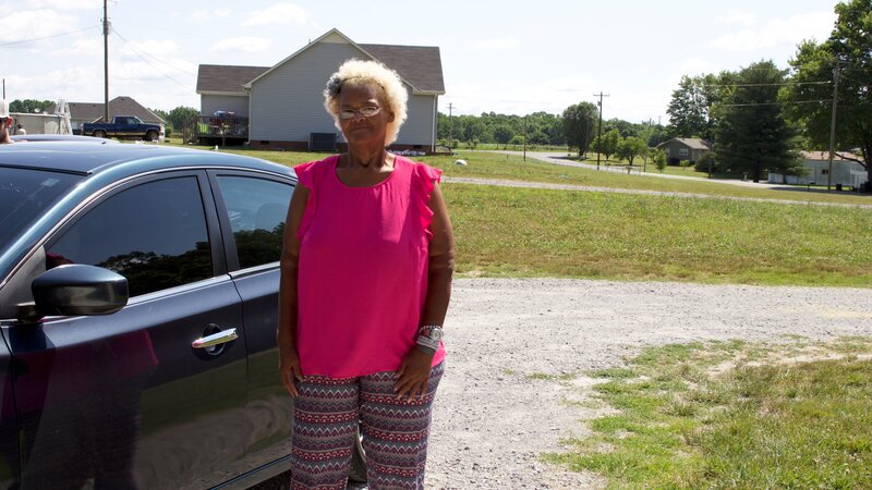 Milla stands next to her car. – Bild: TLC /​ Discovery Communications, LLC