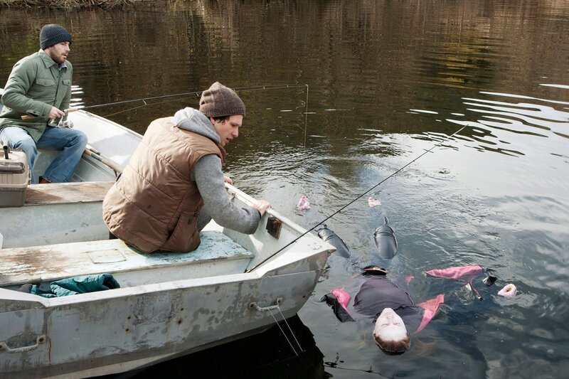 Zwei Angler (Peter Cilella, l. und Aaron Wilton, M.) haben vor Monaten die Leiche von Gail (Helena Barreet, r.) im Onondaga-See gefunden. – Bild: American Broadcasting Companies, Inc. /​ 13TH STREET Universal