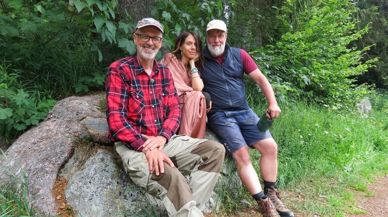 Marc Marshall (re.)hat noch nie eine Nacht im Wald verbracht. Jana Pallaske lebt mehrere Monate im Jahr im asiatischen Dschungel. Lust auf das Abenteuer mit Peter Wohlleben (li.) haben sie beide. – Bild: SWR/​Encanto