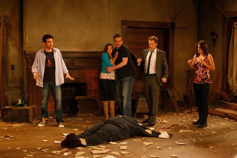 Ted (Josh Radnor, l.) präsentiert Marshall (Jason Segel, M.), Barney (Neil Patrick Harris, 2.v.r.), Lily (Alyson Hannigan, 2.v.l.) und Robin (Cobie Smulders, r.) seinen neuesten Erwerb: ein eigenes Haus, das er spontan im Internet ersteigert hat. Seine Freunde wissen allerdings nicht, wie sie darauf reagieren sollen … – Bild: CBS BROADCASTING INC. ALL RIGHTS RESERVED.