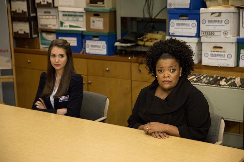 Annie (Alison Brie, l.) und Shirley (Yvette Nicole Brown, r.) müssen zugeben, dass ihre Zukunftspläne nicht ganz so geglückt sind, wie gewünscht … – Bild: 2015 Sony Pictures Television Inc. and Open 4 Business Productions LLC. All Rights Reserved. /​ Justin Lubin Lizenzbild frei
