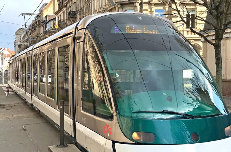 Eine Eurotram Niederflurstraßenbahn von Bombardier, wie sie in Straßburg seit 1994 im Einsatz ist. – Bild: SWR/​Ildico Wille