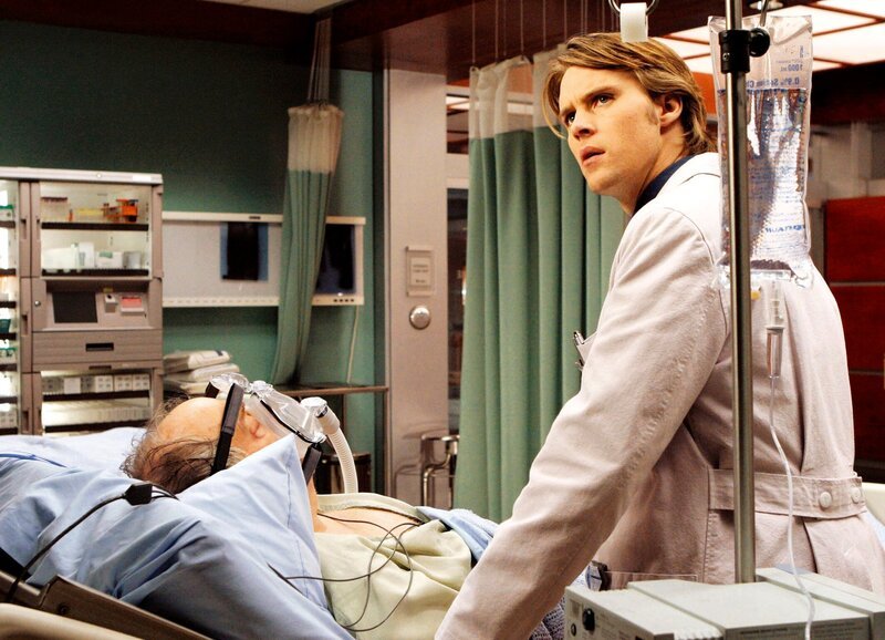 Rennlauf mit der Zeit: Howard Hesseman als Henry Errington, Jesse Spencer als Dr. Robert Chase – Bild: SUS /​ SF