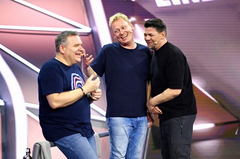 (v.l.) Elton, Jens „Knossi“ Knossalla, Tim Mälzer (Challenge: Hammerhand) – Bild: RTL /​ Steffen Z Wolff