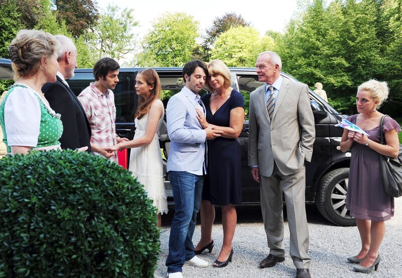 ARD STURM DER LIEBE FOLGE 1391, am Montag (10.10.11) um 15:10 Uhr im ERSTEN. Das Traumpaar Eva und Robert nimmt gerührt Abschied vom „Fürstenhof“. Von links: Hildegard (Antje Hagen), Alfons (Sepp Schauer), Jacob (Andreas Thiele), Eva (Uta Kargel), Robert (Lorenzo Patané), Charlotte (Mona Seefried), Werner (Dirk Galuba) und Tanja (Judith Hidlebrandt). – Bild: ARD/​Ann Paur