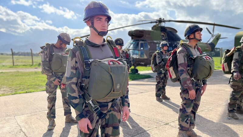 Die Grundausbildung Fallschirmspringen startet mit dem Bodentraining. – Bild: ZDF