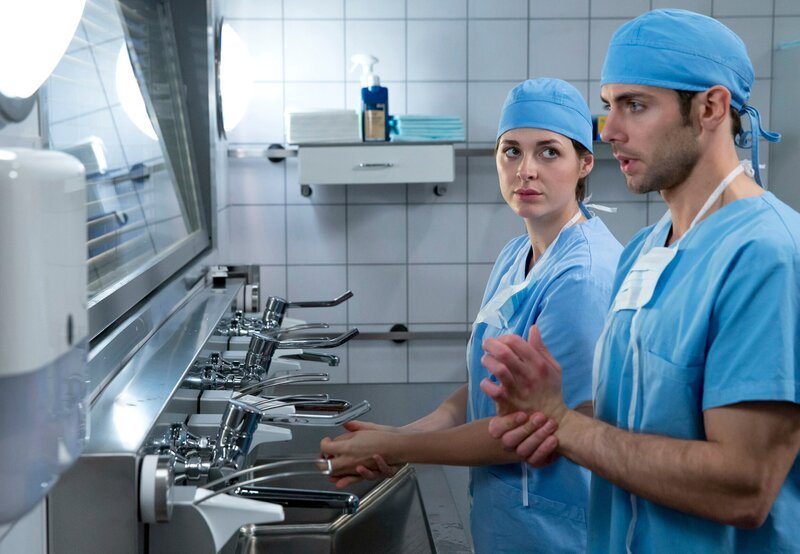 Dr. Theresa Koshka (Katharina Nesytowa, l.); Dr. Niklas Ahrend (Roy Peter Link, r.) – Bild: ARD/​Tom Schulze