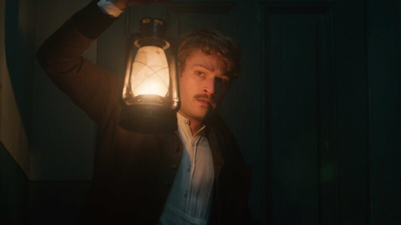 Fred Best (Mark Strepan) verlässt mitten in der Nacht sein Haus. – Bild: Crime + Investigation