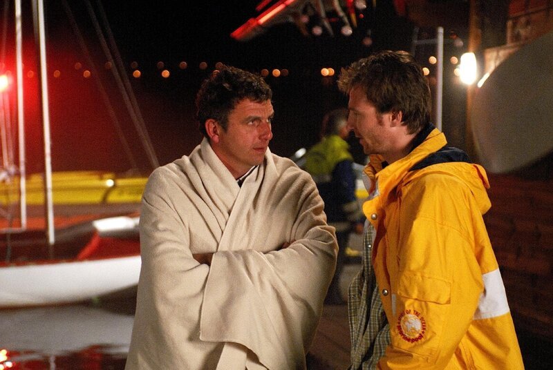 Hans (Heiko Ruprecht, re.) glaubt, dass sich Jörg wegen Susannes Liebe zu Martin (Hans Sigl, li.) das Leben nehmen wollte. – Bild: ORF/​ZDF/​Hans Seidenabel