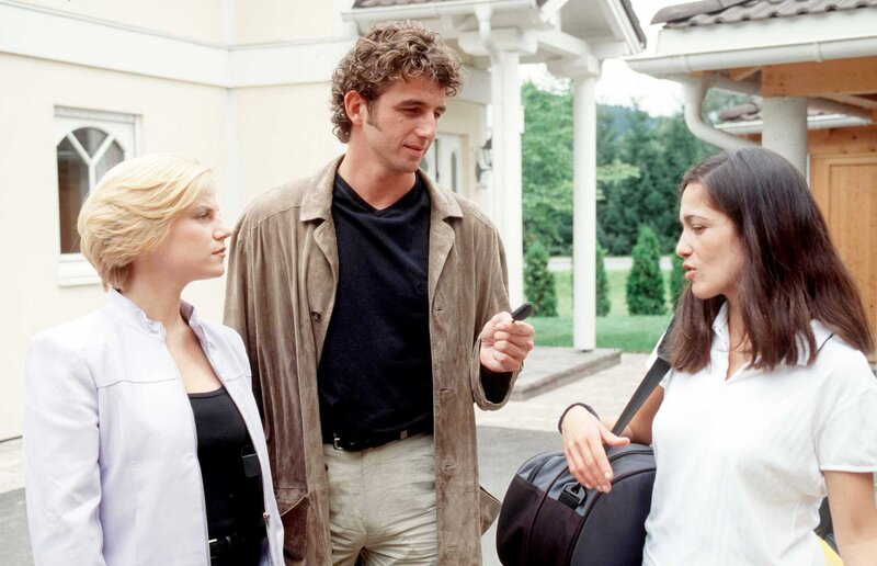 Schauplatz Kitzbühel: Im Bild (v.li.): Kristina Sprenger (Karin Kofler), Hans Sigl (Andreas Blitz), Berivan Kaya (Tina Banova). – Bild: ORF/​Manfred Lämmerer