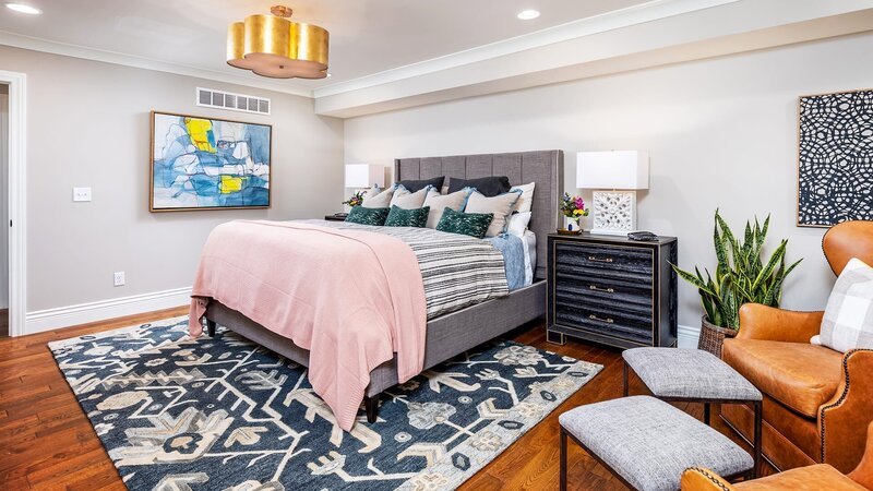 Tamara Day renoviert drei Schlafzimmer und drei Bäder des 50er-Jahre-Hauses. Es soll ein modernes Zuhause für eine große Familie werden. Die Master-Suite bekommt einen massiven Schrank und ein Luxusbad mit einem Waschtisch aus Eichenholz und Fliesen im Marmor-Look. Für ihre Designs setzt die Expertin außerdem auf einige historische Details, die sie bei der Renovierung entdeckt. – Bild: HGTV