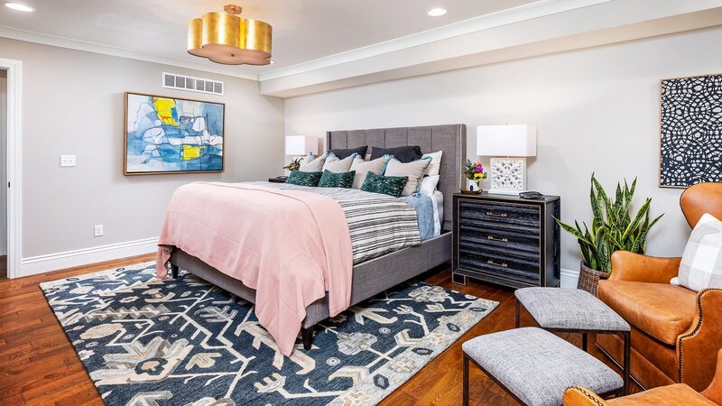 Tamara Day renoviert drei Schlafzimmer und drei Bäder des 50er-Jahre-Hauses. Es soll ein modernes Zuhause für eine große Familie werden. Die Master-Suite bekommt einen massiven Schrank und ein Luxusbad mit einem Waschtisch aus Eichenholz und Fliesen im Marmor-Look. Für ihre Designs setzt die Expertin außerdem auf einige historische Details, die sie bei der Renovierung entdeckt. – Bild: HGTV