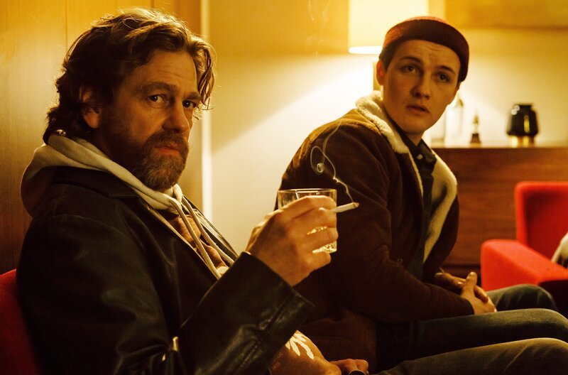 Weder Moses Halberstadt (Juri Senft, r.) noch sein Vater Henner (Andreas Nicki, l.) wissen, wer die leibliche Mutter von Moses ist. – Bild: ARD/​Kai Schulz