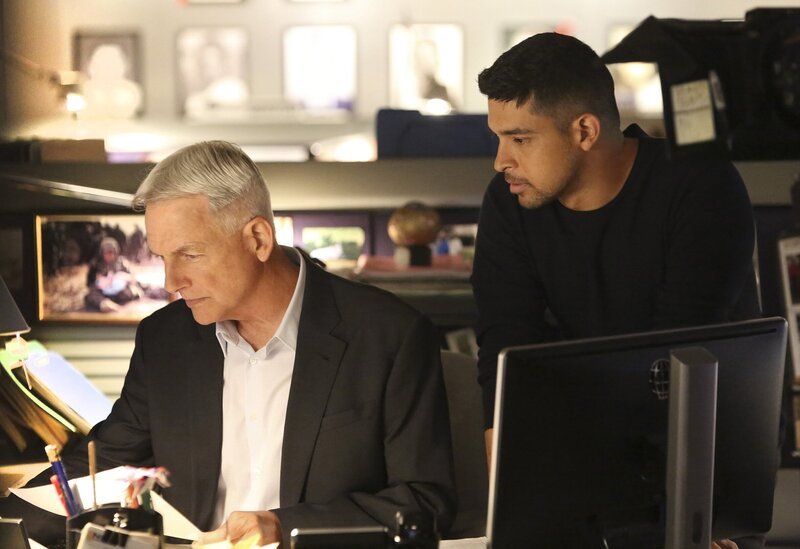 Noch tappen Gibbs (Mark Harmon, l.) und Torres (Wilmer Valderrama, r.) im Dunkeln: Wollte der vergiftete Bruno etwa 50 Leute mit einer Bombe in die Luft jagen? – Bild: PLURIMEDIA (CBS Broadcasting Inc.)