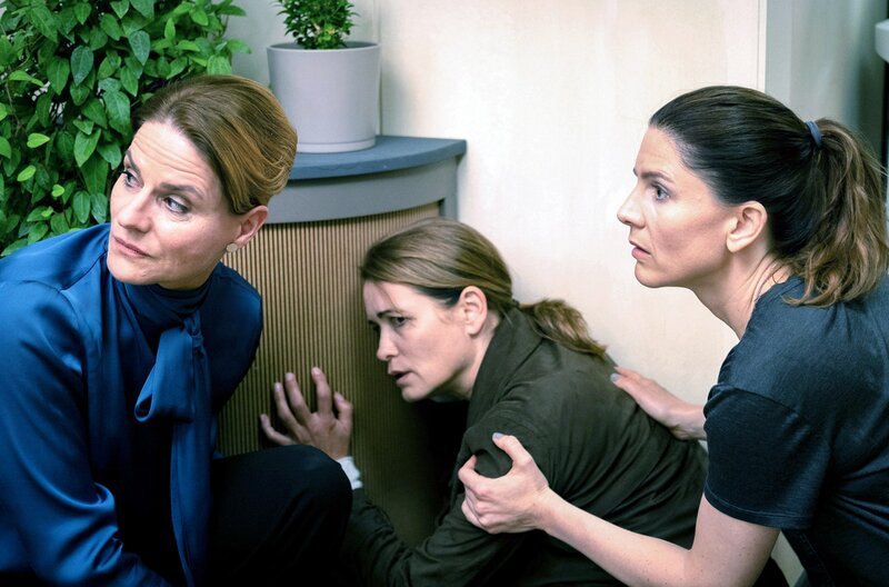 Staatsanwältin Tanja Kretschmar (Susann Uplegger, li.) und Hauptkommissarin Judith Mohn (Christina Hecke, re.) kümmern sich um Barbara Falk (Anja Kling, Mi.), die gerade im Präsidium zusammengebrochen ist. – Bild: ZDF/​ARTE/​Christine Schroeder