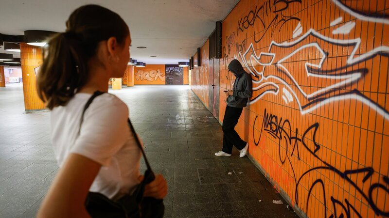 Nachts allein auf dem Heimweg. Besonders Frauen macht der Gedanke Angst. – Bild: ZDF und Antonia Richter
