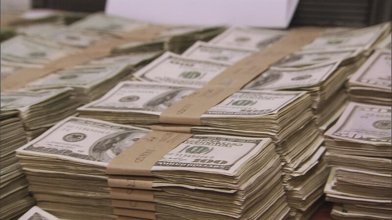 El Paso, TX: Confiscated bundles of 100 doller bills, close up. – Bild: 2015 National Geographic Partners, LLC. All rights reserved. Lizenzbild frei