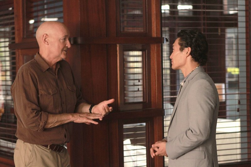 Kann Commander Joe White (Terry O’Quinn, l.) Chin (Daniel Dae Kim, r.) und Danny helfen, Steves Unschuld zu beweisen?; Kann Commander Joe White (Terry O’Quinn, l.) Chin (Daniel Dae Kim, r.) und Danny helfen, Steves Unschuld zu beweisen? – Bild: CBS Studios Inc. /​ Mario Perez
