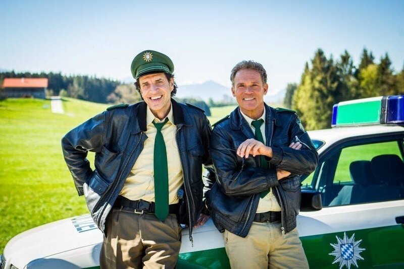 Von links: Johannes Staller (Helmfried von Lüttichau) und Franz „Hubsi“ Hubert (Christian Tramitz). – Bild: ARD /​ BR /​ TMG