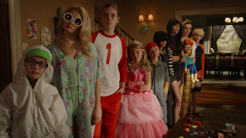 v.li.: Lisa Loud (Lexi Janicek), Leni Loud (Eva Carlton), Lynn Loud (Annaka Fourneret), Lola Loud (Ella Allan), Lana Loud (Mia Allan), Lucy Loud (Aubin Bradley), Luna Loud (Sophia Woodward), Luan Loud (Catherine Ashmore Bradley), Lincoln Loud (Wolfgang Schaeffer). – Bild: Paramount