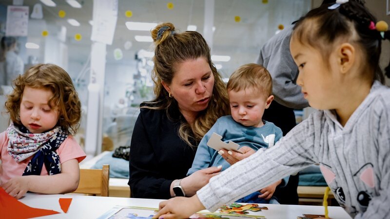 rec. Arbeiten in der Kita – Viel Verantwortung, wenig Lohn und Anerkennung. Angela arbeitet in einer Kita als Betreuerin. – Bild: SRF