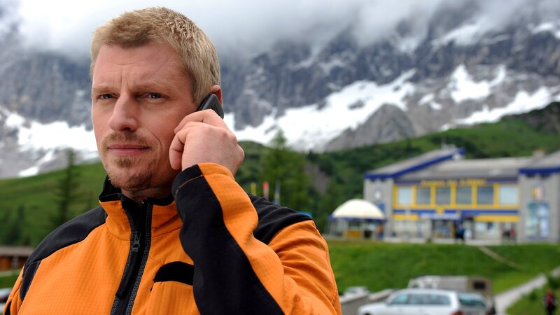 Schweren Herzens muss Andreas (Martin Gruber) seine Verabredung mit Sarah absagen. – Bild: ZDF und Thomas R. Schumann