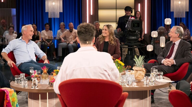 Gäste beim „Kölner Treff“: v.l. Johann König, Nathalie Pohl und Franz Müntefering. Vorn: Timon Krause – Bild: WDR/​Melanie Grande