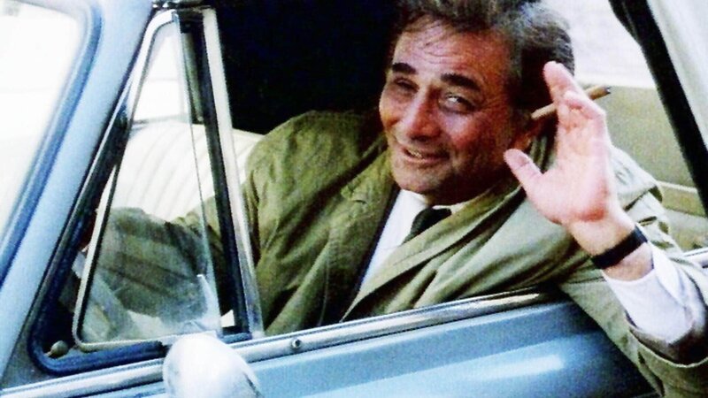 Columbo (Peter Falk) gibt sich schwerfällig, ahnungslos und hofiert die Täter, die dem Inspektor das Geschick zur Aufklärung des Falls absprechen und sich folglich in Sicherheit wiegen. – Bild: SUPER RTL