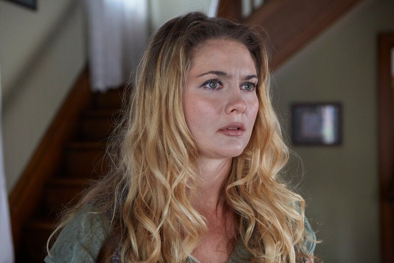 Lisa Doorley im Gespräch mit den Detectives. – Bild: RTL /​ Saloon Media