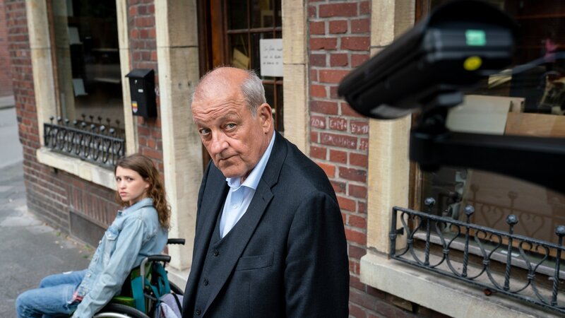 In Münster wird ein Sozialkreditsystem eingeführt. Bürgerinnen und Bürger werden überwacht und für ihr soziales Verhalten belohnt. Wilsberg (Leonard Lansink) und Merle (Janina Fautz) glauben nicht daran, dass dies zum Wohle der Menschheit passiert. – Bild: ZDF und Thomas Kost