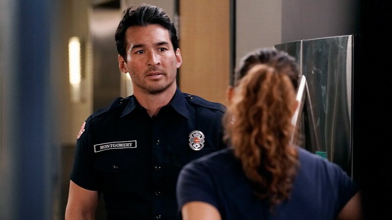 Den beiden Freunden wird klar, dass sie mit demselben Mann zusammen sind: Jay Hayden als Travis Montgomery, Jaina Lee Ortiz als Andy Herrara – Bild: SRF/​Motion Picture/​ABC Signature/​James Clark