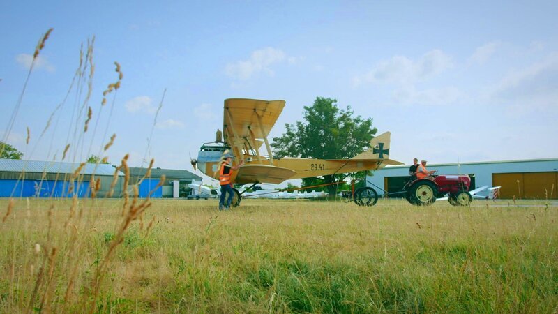 Deutsches Kampfflugzeug bereitet sich vor dem Start vor – Bild: HIGH VIEW